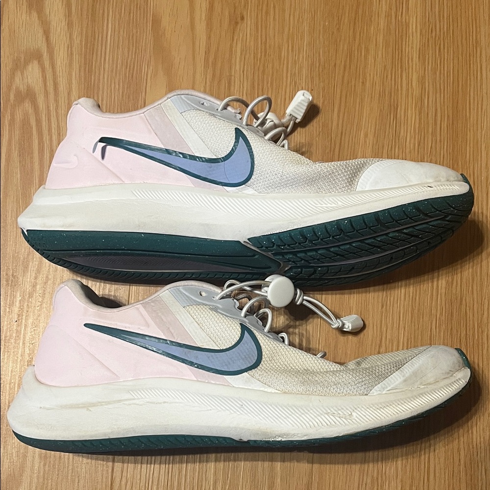 Nike Girls pale pink, white Star Runner Sneakers, size kids 5
